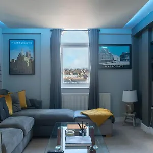 Montpellier Apartment- The Heart Of Town Centre- One Minute Walk From The Famous Betty's Tea Extremely Quiet Entire With Homely Living Huge Tv And Sound Bar With A Huge Comfy Super King Size Beds Sleeps Four , Harrogate United Kingdom
